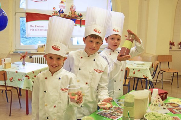 Die drei Köche Hugo, Niklas und Tim freuen sich auf ihre Mitschüler