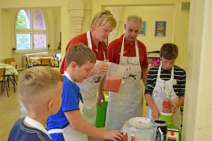 Die Schüler bereiten unter Anleitung das Melonenmus zu