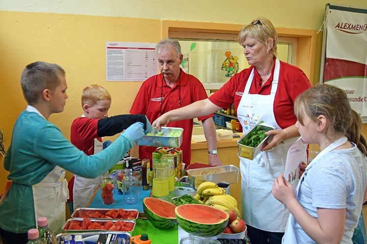 Die Kinder bereiten unter Anleitung ihre eigenen Smoothies zu