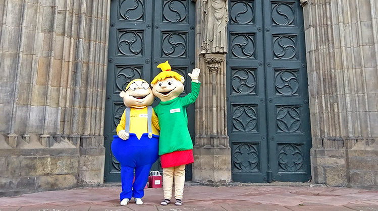 Tolle Aussicht: Hopsi und Klopsi vor dem Magdeburger Dom!