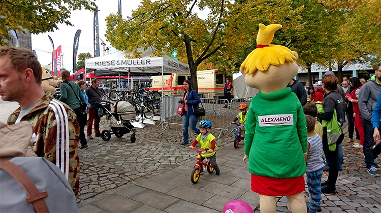 Hopsi feuert die kleinen Teilnehmer beim Laufradrennen an.