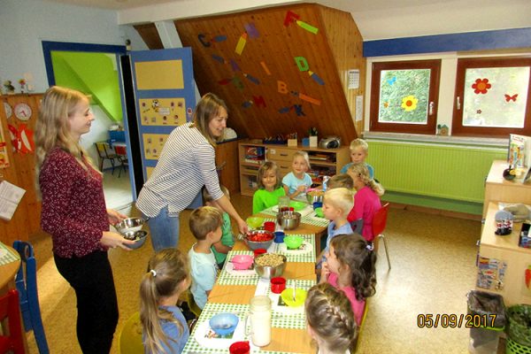 Alle Kinder hören gespannt zu.