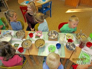 Die Kinder tauschen sich über die verschiedenen Zutaten aus.