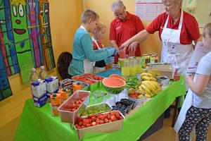 Unter Anleitung werden die eigenen Smoothie-Kreationen zubereitet.