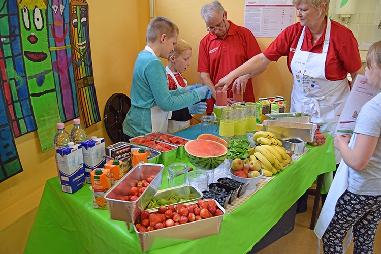 Unter Anleitung werden die eigenen Smoothie-Kreationen zubereitet.