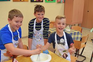 Auch der Vanille-Zitronen-Joghurt wird nochmal abgeschmeckt, bevor die neugierigen Mitschüler probieren