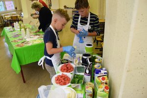 Die kleinen Köche sind fleißig bei den Vorbereitungen für das Dessert