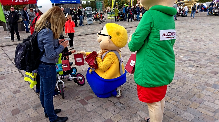 Klopsi verteilt gesunde Äpfel an die kleinen Besucher.