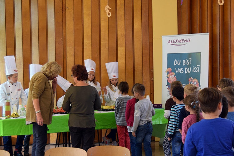 Die ersten Kinder sind gespannt auf die Smoothies