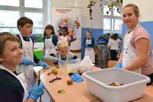 Die Kinder freuen sich schon auf das Ergebnis