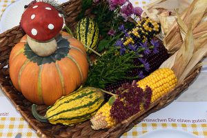 Herbstliche Dekoration auf der längsten Frühstückstafel