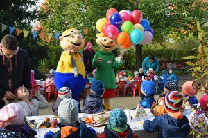 Hopsi und Klopsi stellen sich den Kindern vor