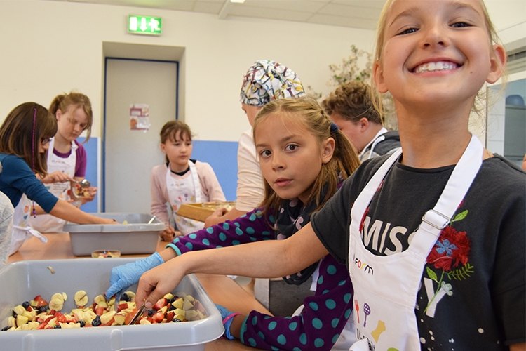 Der Obstsalat muss in der Schüssel gut vermischt werden