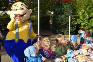 Hopsi verteilt leckere Äpfel