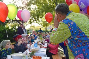 Haraldino begrüßt die Kinder