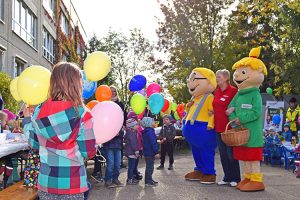 ALEXMENÜ schenkt Kita "Gänseblümchen" eine Nestschaukel zum Geburtstag