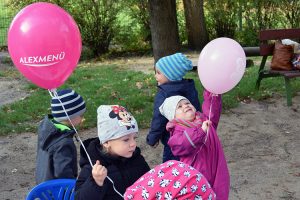 Die Kinder lieben die bunten Luftballons