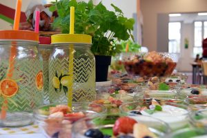 Das bunt dekorierte Buffet lädt zur Verkostung ein
