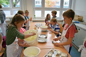 Die Kinder sind sehr konzentriert bei den Vorbereitungen