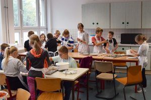 Toll, wie motiviert die Kinder bei der Zubereitung sind