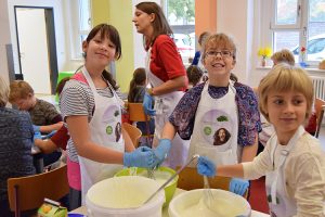 Die Mädchen verfeinern den Joghurt mit Orangenzucker