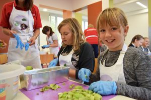 Die Kinder haben sichtlich Spaß bei der Arbeit
