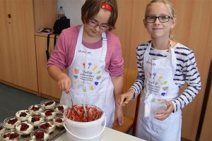 Das Beeren-Topping verleiht dem Dessert den letzten Schliff