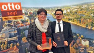 Frau Krotki (Geschäftsführerin ALEXMENÜ) und Herr Hillmann (Leiter IT & Prozesse bei ALEXMENÜ) bei der Ehrung Magdeburger Unternehmen im Bereich Digitalisierung