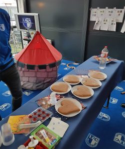 Die Lebkuchen-Rohlinge warten darauf, verziert zu werden.