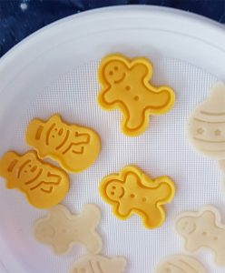 Ausstechen von kleinen Figuren für die Lebkuchenherzen