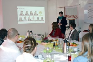 Frau Krotki, Geschäftsführerin von ALEXMENÜ, präsentiert die wichtigsten Fakten rund um das Unternehmen.