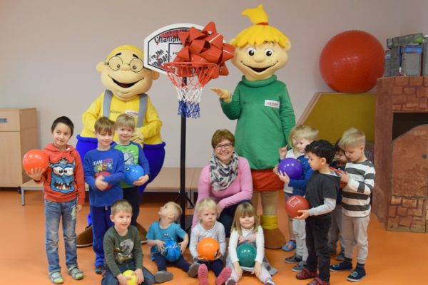 Die Kinder der Kita Moosmutzel freuen sich über den neuen Basketballständer!