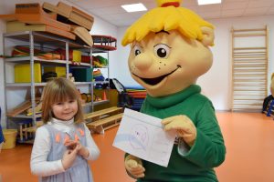 Die Kinder werfen ihre ersten Körbe am neuen Basketballkorb!