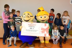 Hopsi und Klopsi halten den symbolischen Spendencheck von 400 Euro für NABU in den Händen