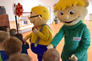 Die Kinder schütteln fleißig die Hände von Hopsi und Klopsi zur Begrüßung