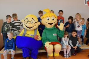In der Runde mit den lieben Kindern der Kita Moosmutzel fühlen sich Hopsi und Klopsi sichtlich wohl