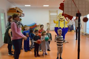 Die Kinder warten gespannt, bis sie an der Reihe mit dem ersten Wurf sind. Klopsi feuert die Kinder an.