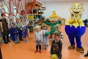 Die Kinder werfen ihre ersten Körbe am neuen Basketballkorb!
