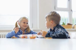 Wir bieten täglich drei warme Menüse, von denen mindestens eins vegetarisch ist sowie einen Salat.