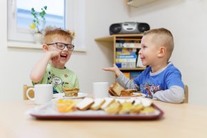 Wir gestalten liebevoll dekorierte Frühstücksplatten für Krippen und Kita-Kinder.