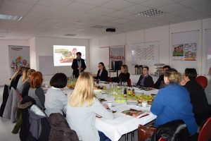 Mitarbeiter der Agentur für Arbeit folgen der Unternehmenspräsentation