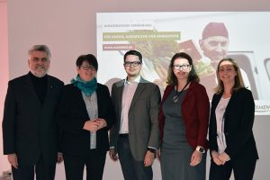 Prof. Dr. Willingmann, Frau Krotki, Herr Hillmann, Frau Hillmann, Frau Neumann (v.l.) freuen sich über das gemeinsame Gespräch.