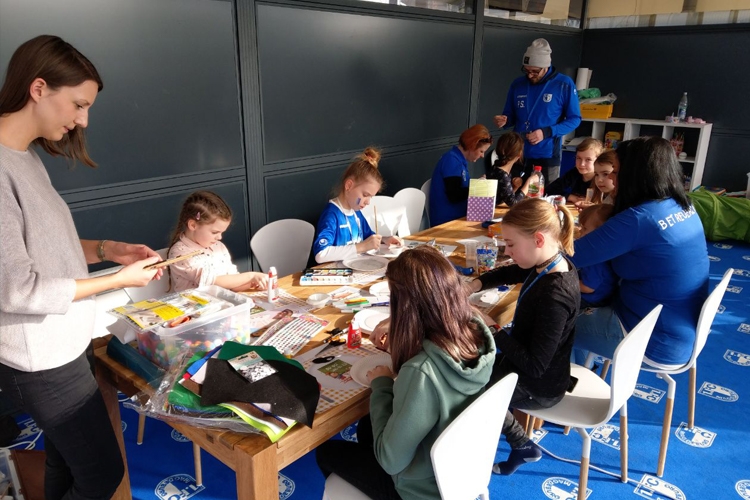 Die KidsClub Mitglieder sind fleißig dabei, ihre Masken zu basteln