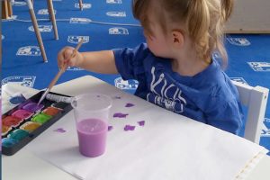 Bevor die Farbe auf die Maske kommt, wird sie auf einem großen Stück Papier ausprobiert