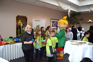 Hopsi begrüßt die kleinen Besucher