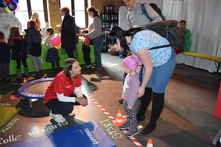Unsere Mitarbeiter erklären den Kindern, was sie bei dem Parkour machen müssen.