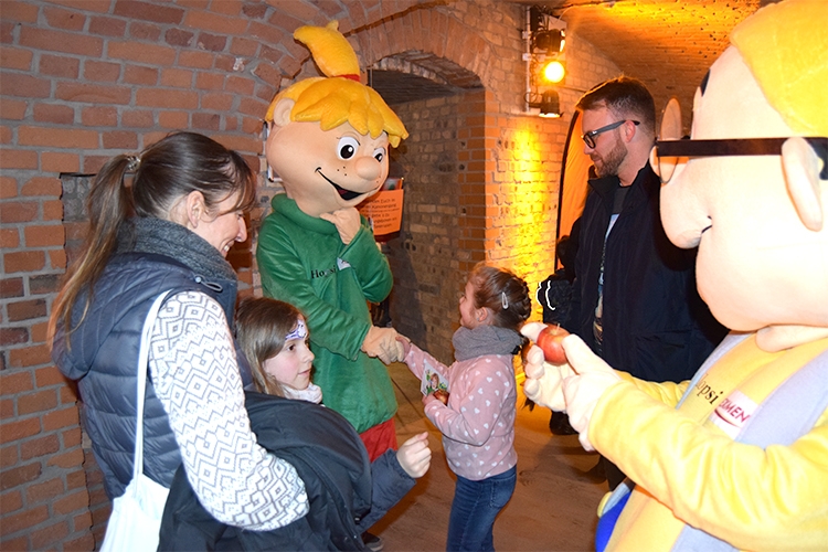 Die Kinder freuen sich, die Maskottchen endlich live kennezulernen!