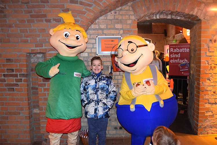 Die beiden Maskottchen freuen sich immer über ein gemeinsames Foto!