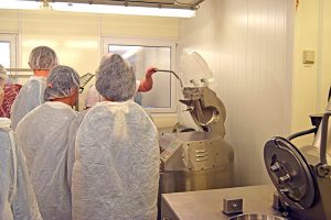 Den teilnehmenden Schülern werden die Küchgeräte der Großküche vorgestellt