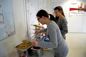 Zur Mittagspause gibt es frisch zubereitete Vollkornnudeln mit Tomatensauce